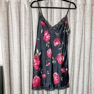 Vintage Y2K Victoria’s Secret Black Silk Rose Print Lace Trim Slip Size Medium